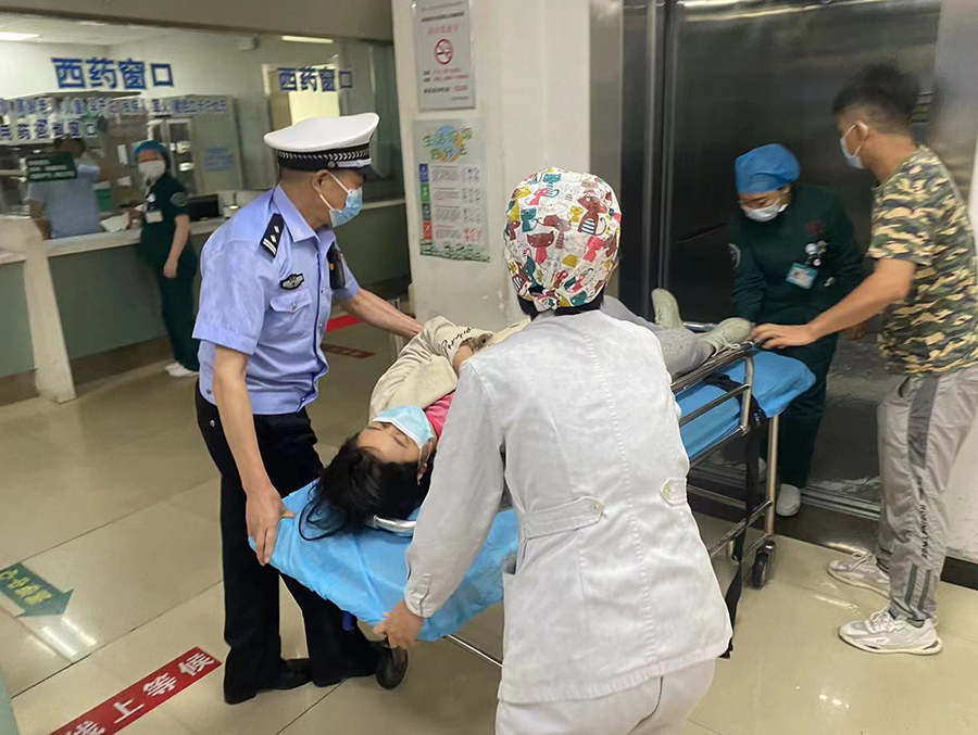 （wAQEY）（配图）红古交警解危难 护(13938864)-20220607151231