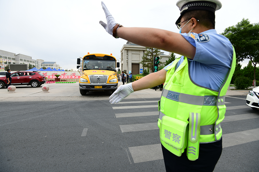 wAQ(EY)（图片新闻）临泽交警护航中(14191490)-20220618185453