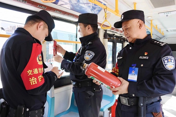 兰州交通治安民警对公交车安全检查.