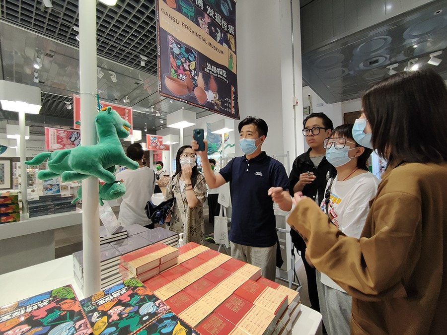 （wAqYE）图片新闻2：文创产品亮相(14549434)-20220630142238