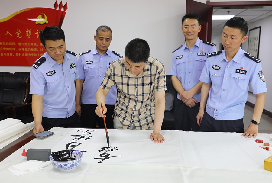 （wAqYE配图）安定举办“书画进警营·(14612353)-20220630213138