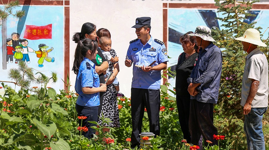 （AqEY，图片新闻）瓜州：民警田间地头(14731571)-20220706120547