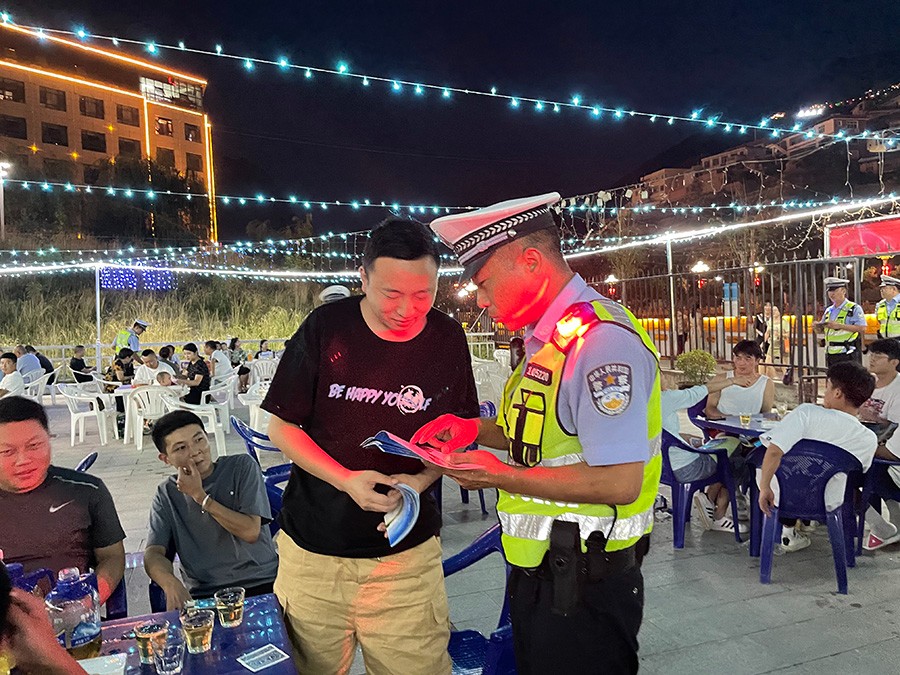 （wAqYE）图片新闻：交警到啤酒广场宣(14837322)-20220711170043