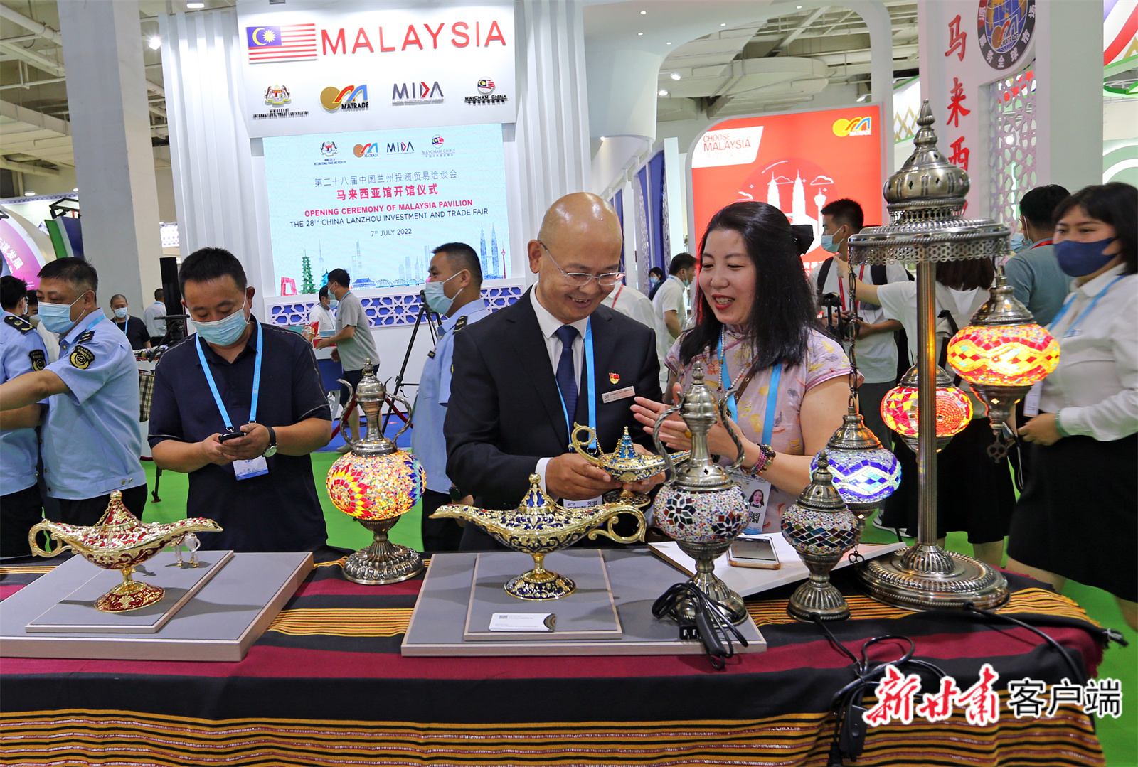 阿联酋主宾国展馆的展品，吸引了众多宾客的目光2.jpg