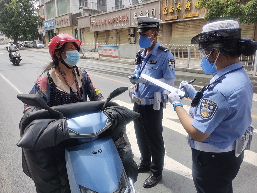 （AQYE，配图）龚家湾交警加大车辆行人(14903575)-20220715152332