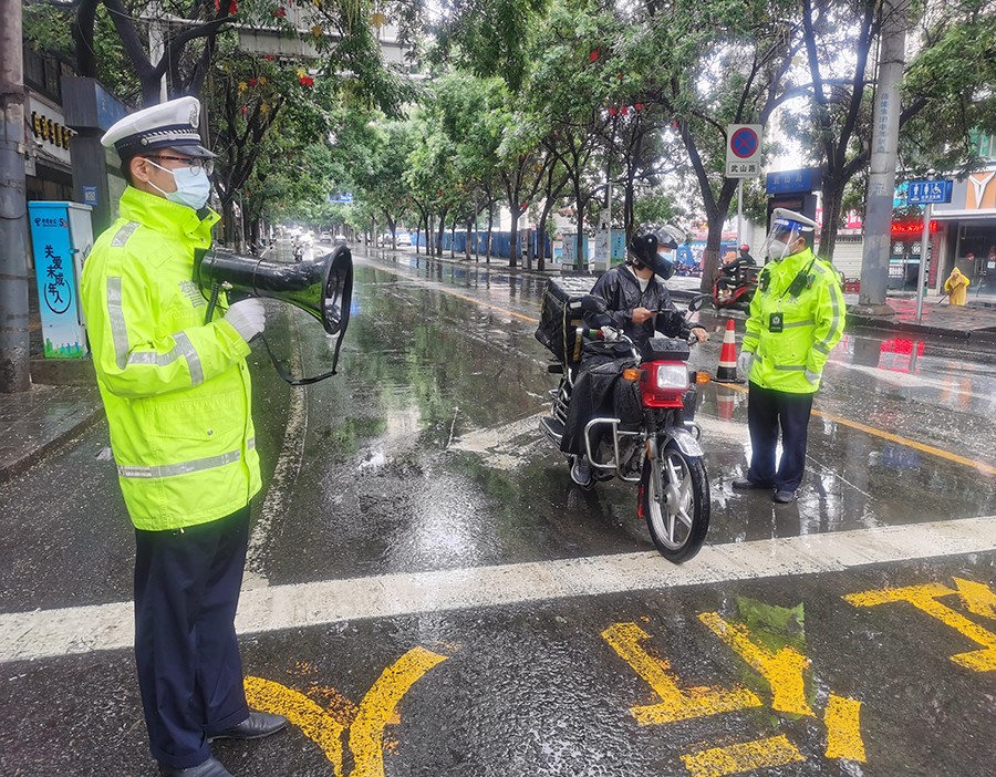 （wsQYE，配图）执勤交警雨中坚守防疫(14959831)-20220716172043