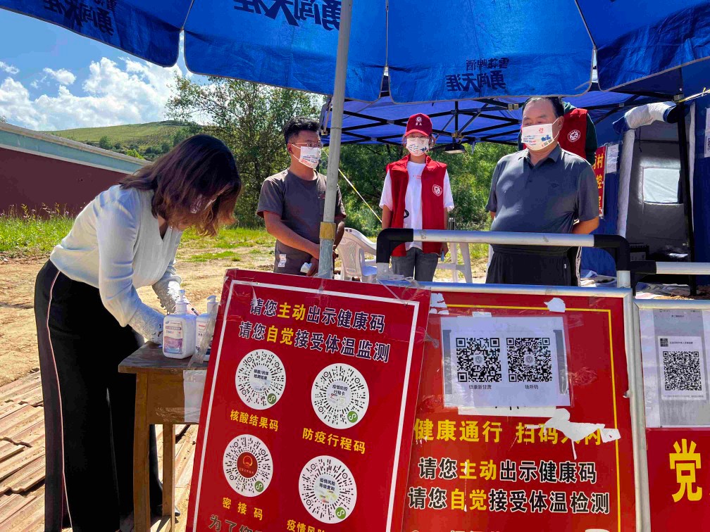 康乐县基层社会治理人员佩戴特色防疫口罩开展疫情防控工作