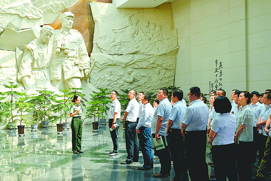 干部群众在红西路军纪念馆参观学习。新甘肃(15554474)-20220816194902