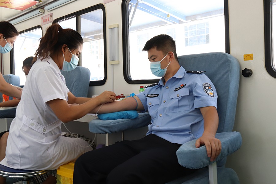 （WAqEY）（图配文）森林民警紧急献血(15629984)-20220817162349