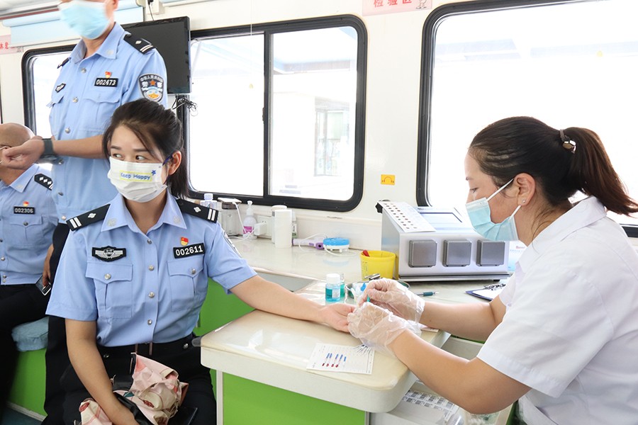 （WAqEY）（图配文）森林民警紧急献血(15629995)-20220817162415