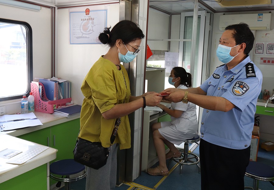 （AqEY）（图配文）森林民警紧急献血救(15629987)-20220817162428