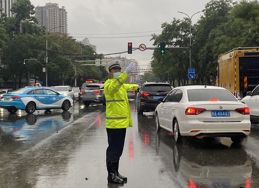 （wAqEY）图片新闻1：暴雨中交警保畅(15690874)-20220819193109