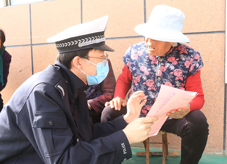 （WAqEY，配图）为“一老一小”撑起“(15894807)-20220831164521