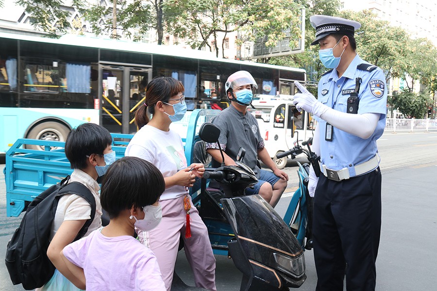 （WAQEY，图片新闻）东岗交警整治校园(16078136)-20220912175513