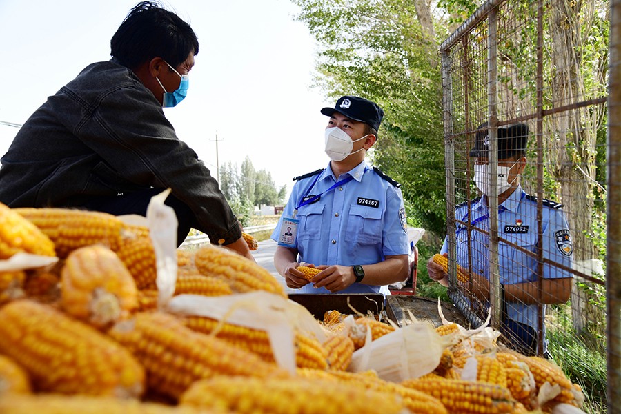 （WAQEY，图片新闻）“护航警官”助农(16470190)-20220927145413