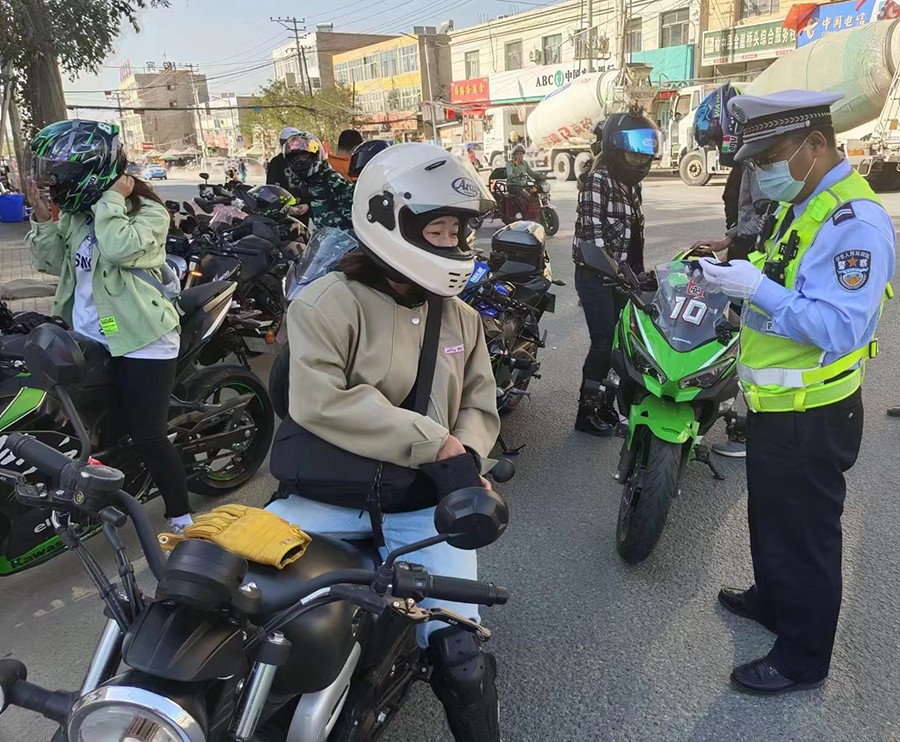 （wAQEY）图片新闻1：护航国庆交警同(16691031)-20221008153655