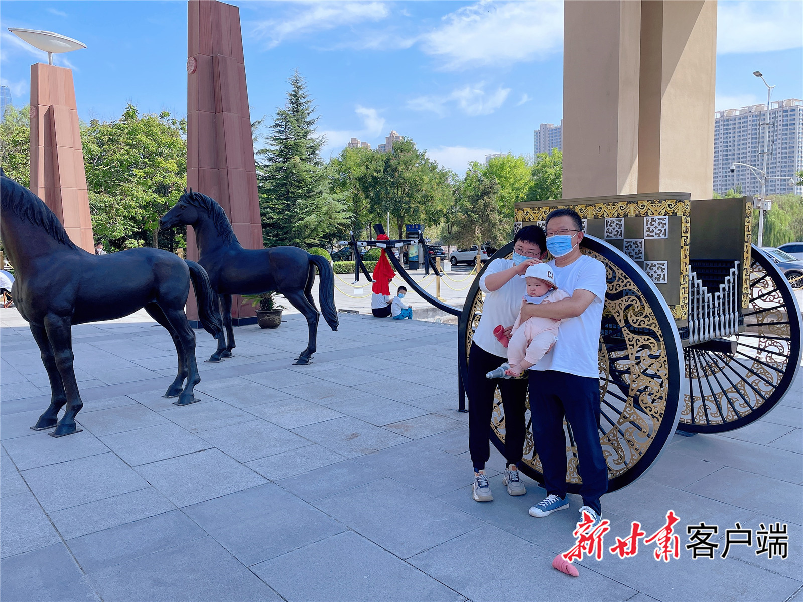 游客参观在黄河之滨展出的张家川马家塬遗址战国戎人车舆复原展.jpg