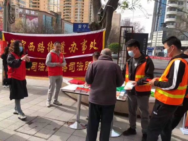 兰州：宪法宣传进社区 法治理念入民心