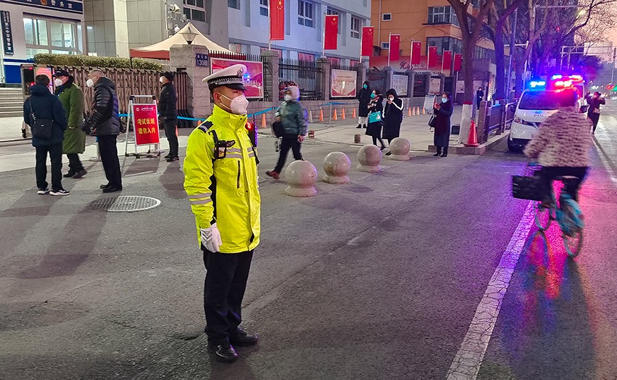 (WAqYE)图片新闻3：城关交警全力以(18865283)-20221226163743
