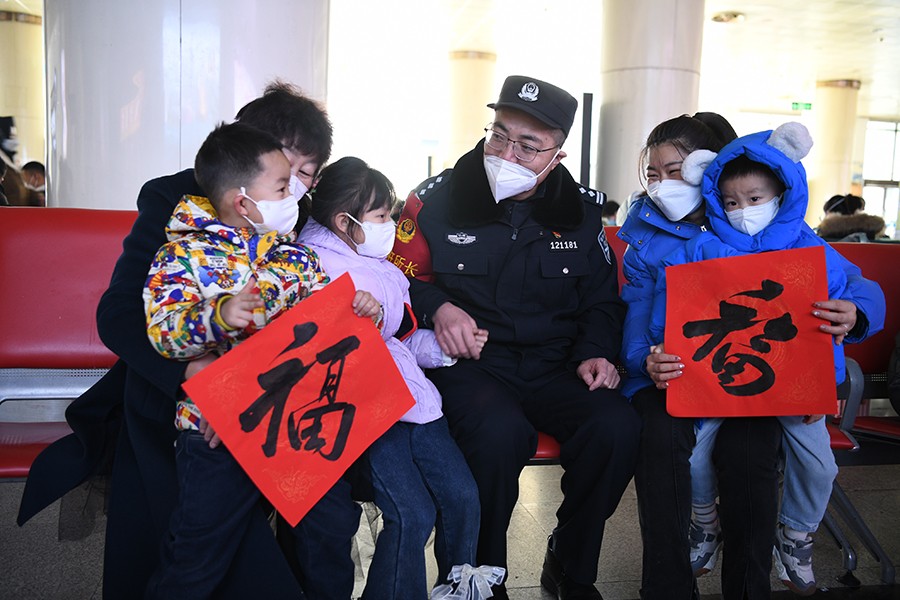 （QYE，新闻组图2）春运首日兰州车站见(19165730)-20230109110512