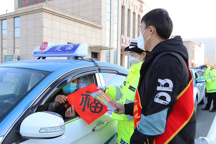 （QEY，新闻图片）定西交警开展春运宣传(19162767)-20230110111153