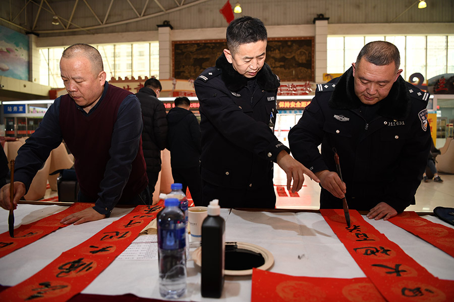 (WAQYE)图片新闻：东岗交警为旅客写(19336768)-20230116174033