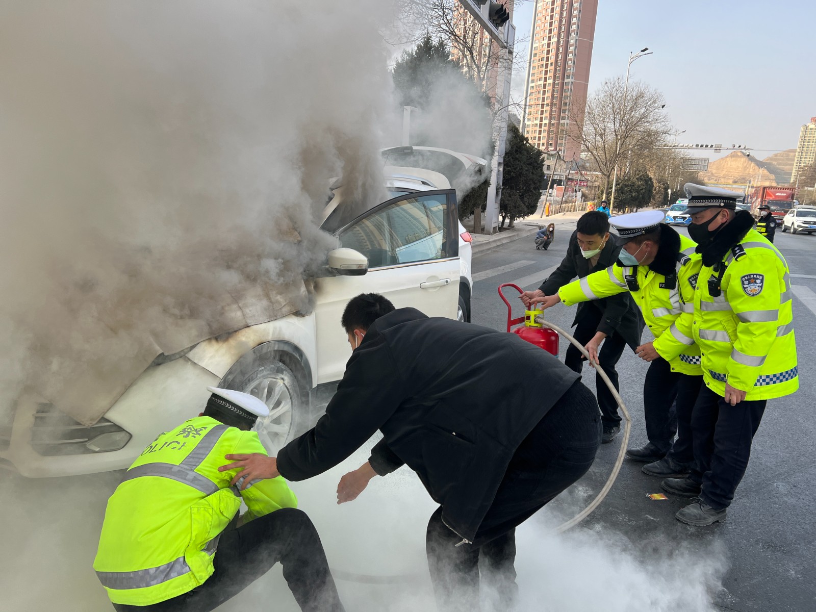 （AQYE 组图1）车辆突发自燃  交警(19456055)-20230118180826