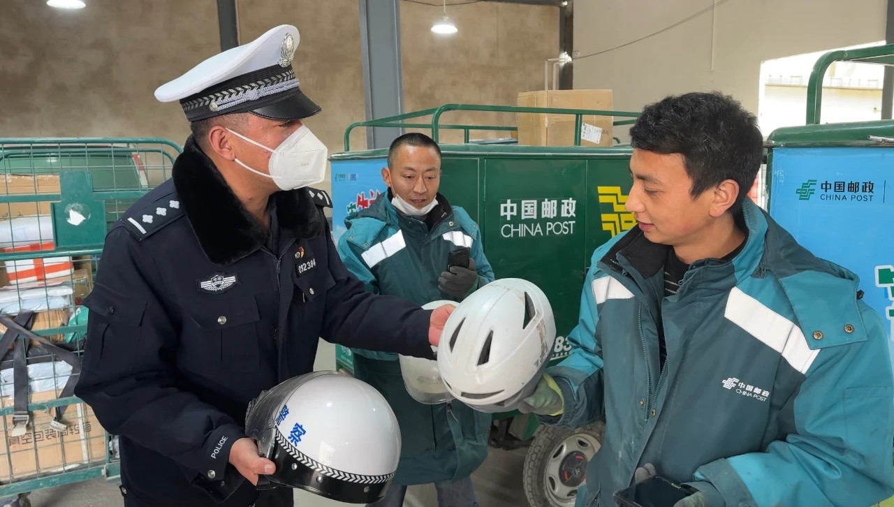 （AQEY，图片新闻）临夏市交警走进快递(19767164)-20230203152314