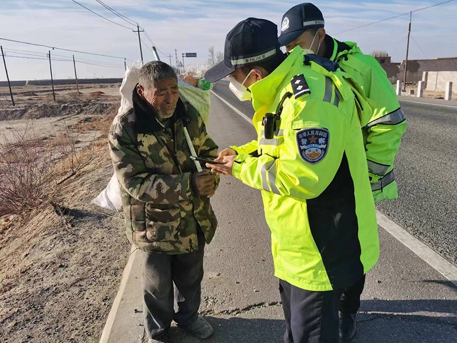 （WAQEY图片新闻）民勤交警救助走失老(19685251)-20230205090318