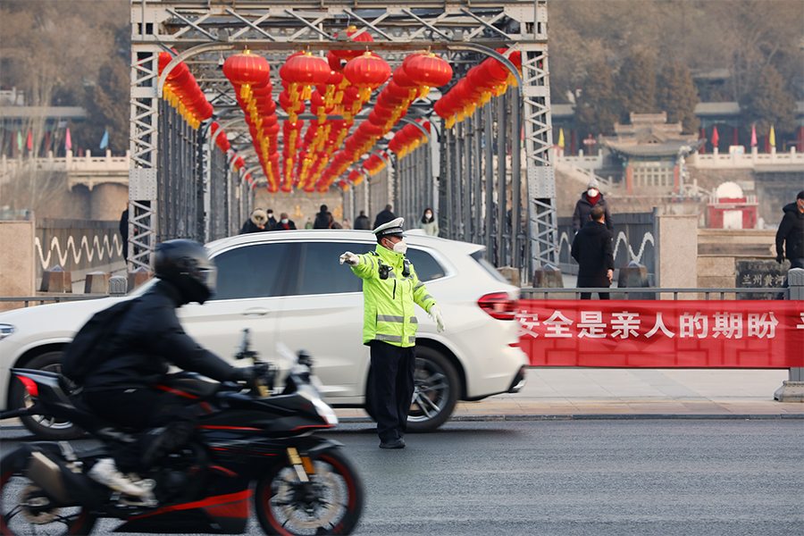 （AQEY，新闻图片）兰州交警_疏堵保畅(19684009)-20230205112136