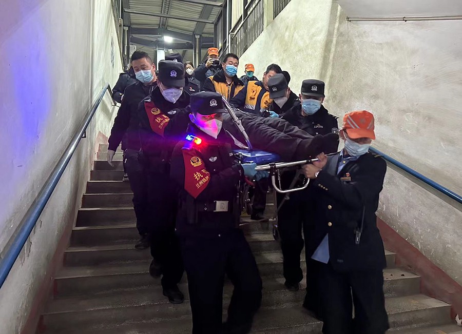 （AQEY，配图）旅客突发疾病 铁警及时(19835792)-20230213234221
