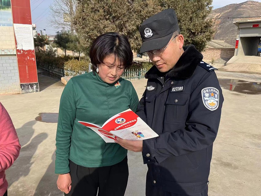 （AqeY）甘谷：禁毒宣传进庙会 群众纷(20306034)-20230228195014