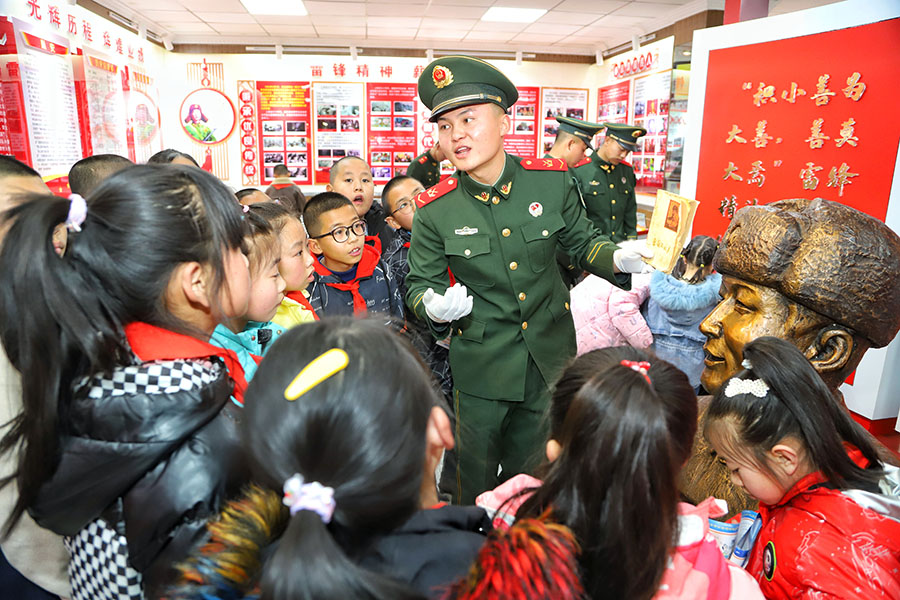 平凉：武警官兵开展“雷锋精神代代传”主题(20403252)-20230301153747