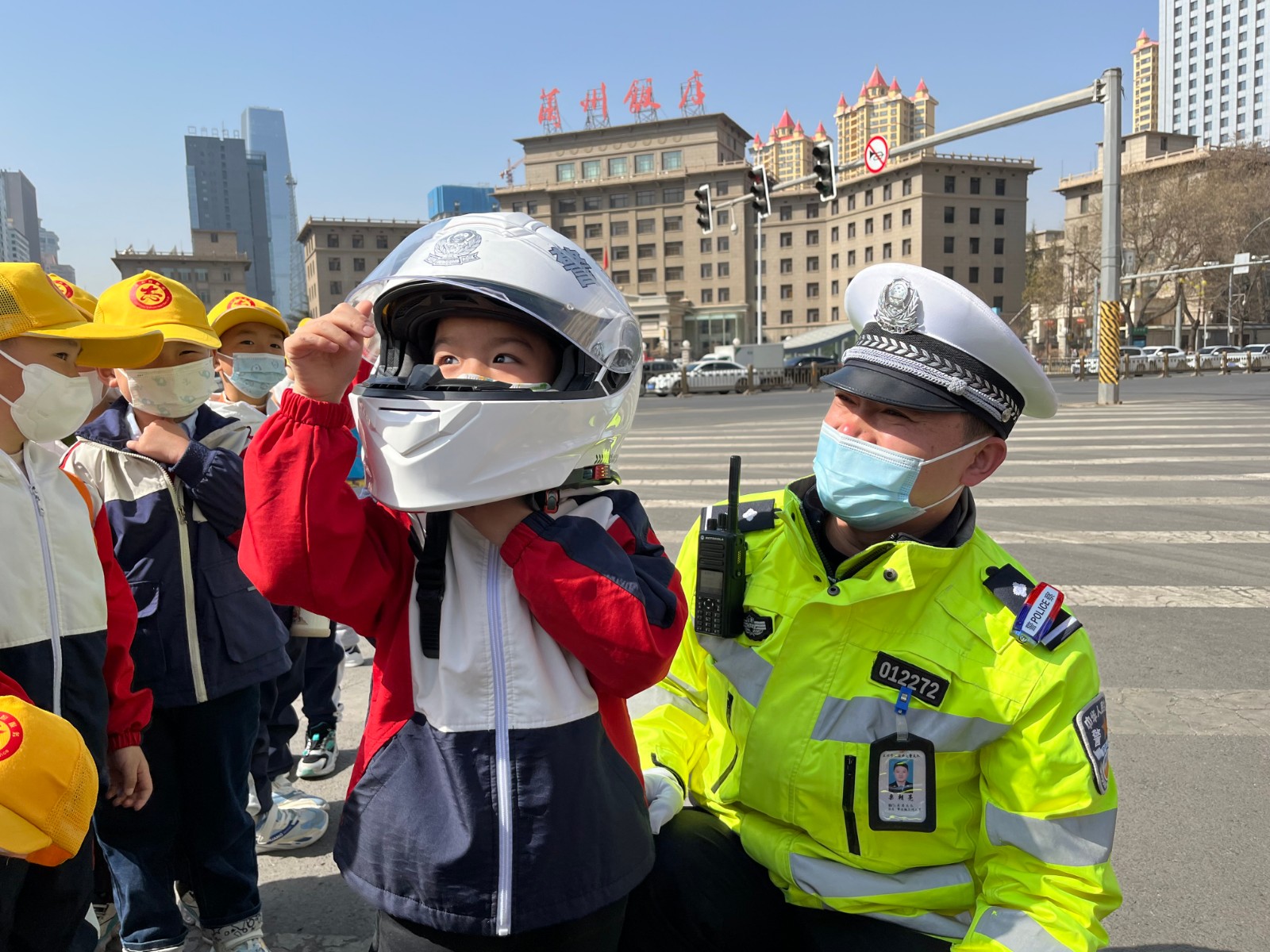 （AQYE 学雷锋日配图）东岗交警携手小(20609100)-20230305111951