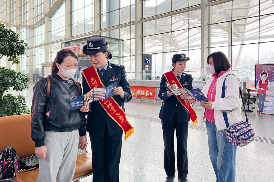 （AQEY 图片新闻）巾帼女警开展普法宣(20722580)-20230308051009
