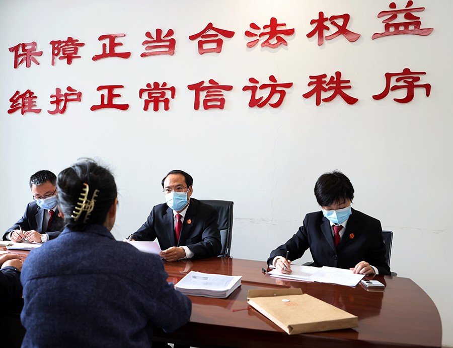 （QYE，配图）大法官“坐班”面对面接访(21229291)-20230321174439