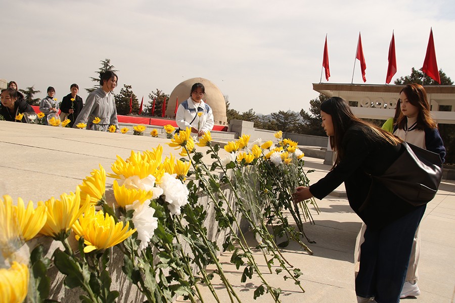 (WQYE 组图2)清明节前缅怀革命先烈(21559114)-20230403082236