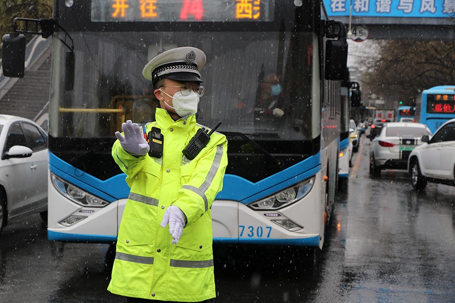 （AQEY图片新闻）兰州交警冒雨指挥交通(21577334)-20230403223329