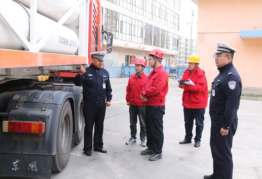 （wAQEY图片新闻）红古交警开展危化品(21614489)-20230405221923