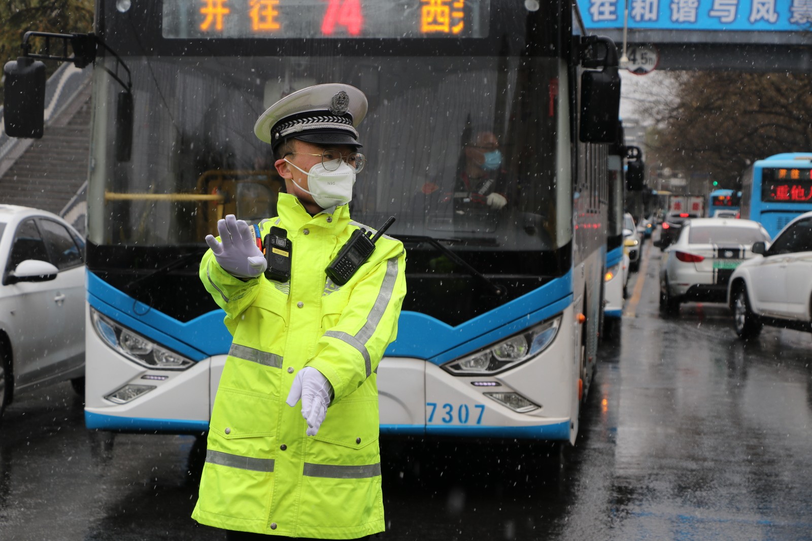 （AQEY图片新闻）兰州交警冒雨指挥交通(21577334)-20230407102731