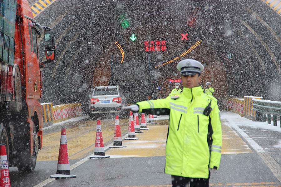 （WAQEY图片新闻）武威交警雪天保畅(21664852)-20230407194750