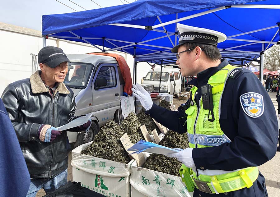 （QYE  图片新闻）榆中交警利用赶集日(21700313)-20230411154657