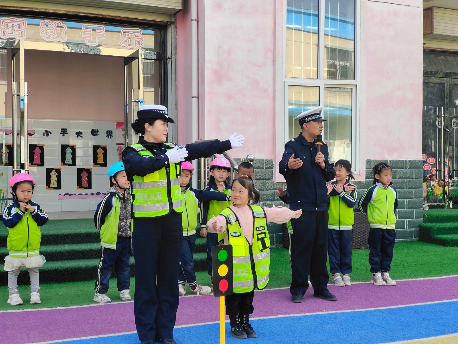 （AQEY配图）正宁交警生动讲解交通安全(21807949)-20230413154312