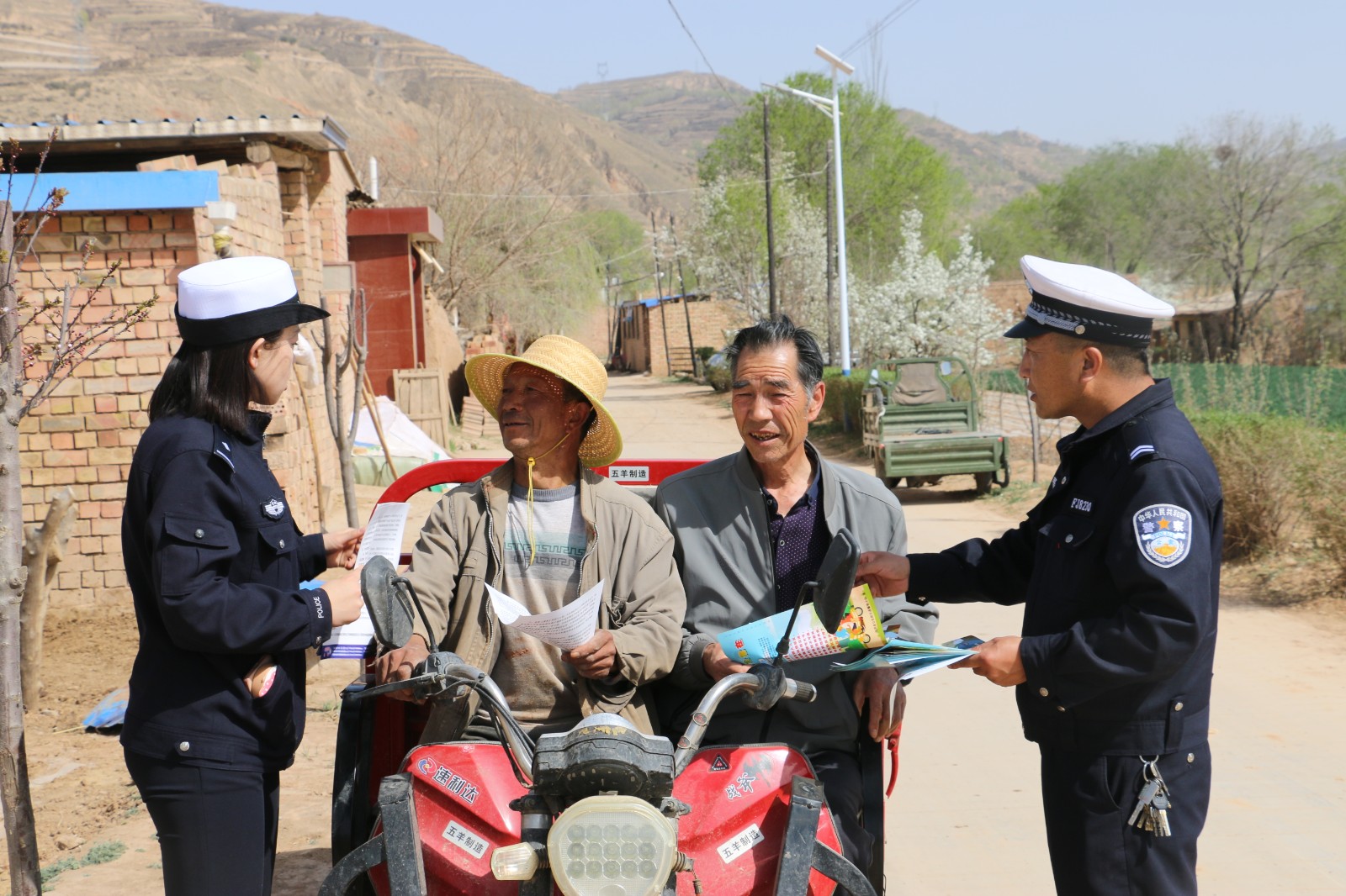 WAq（EY图片新闻）田间地头话安全(21935025)-20230418164418