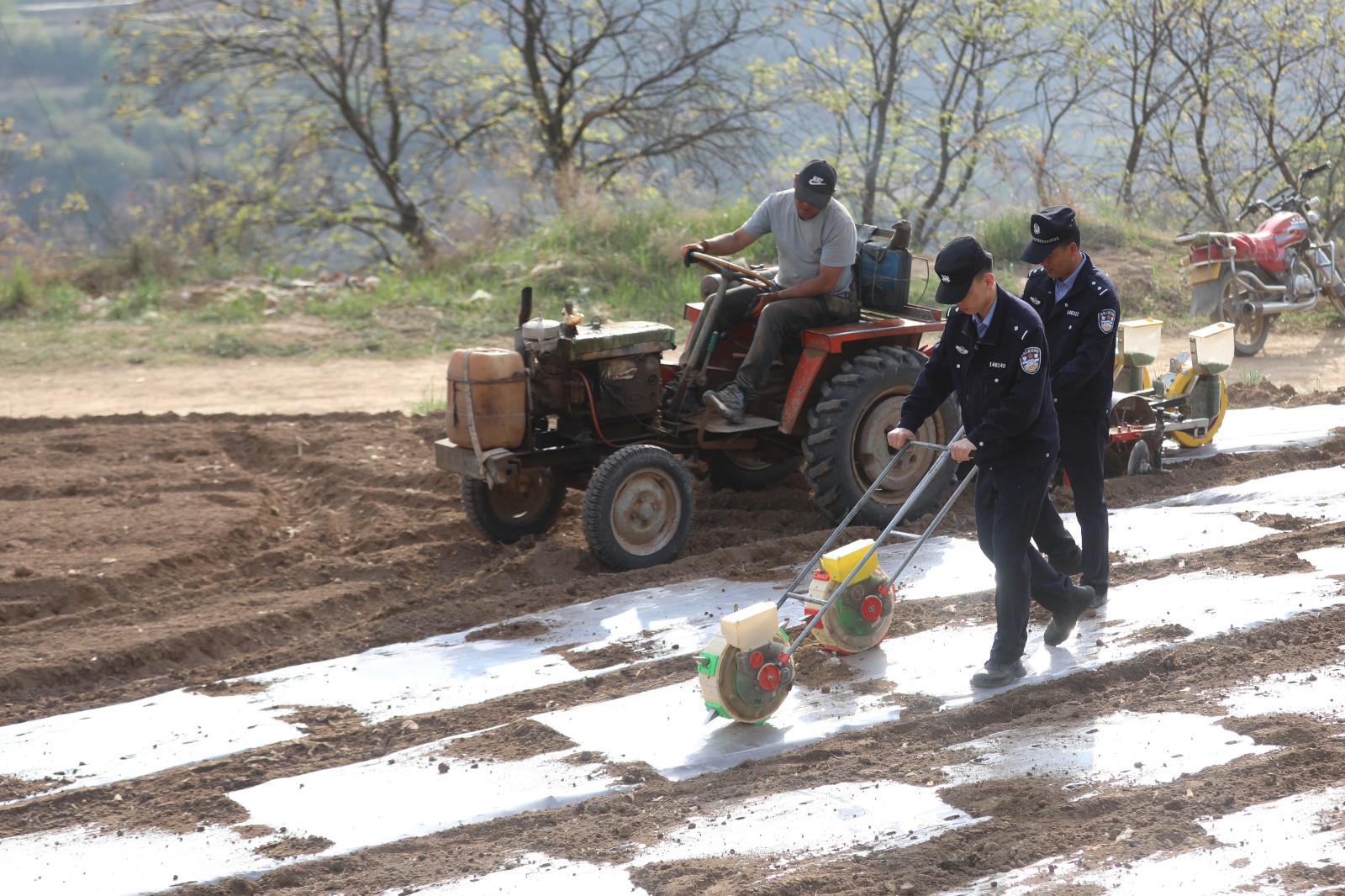 （WAqEY）民警走进田间地头 帮助农户(21925156)-20230418165553