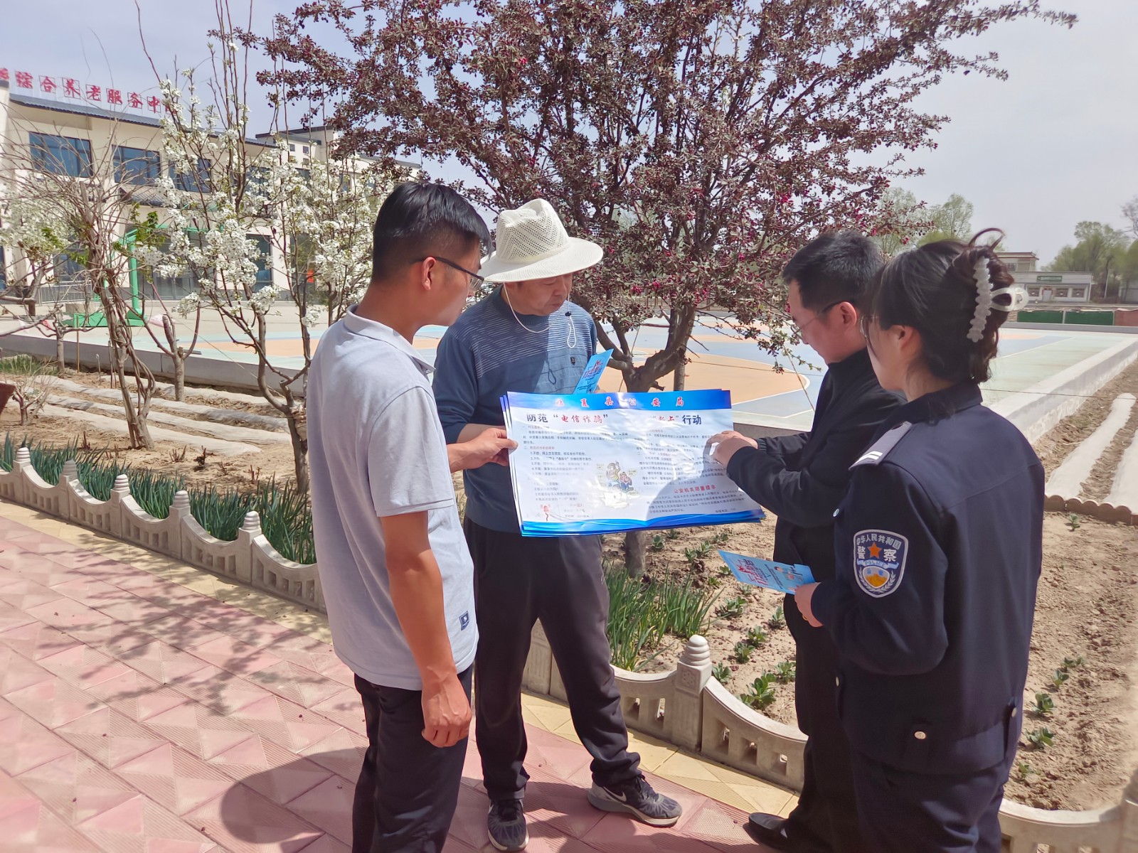 Aq(EY)民警走进田间地头开展反诈宣传(21935489)-20230419094154