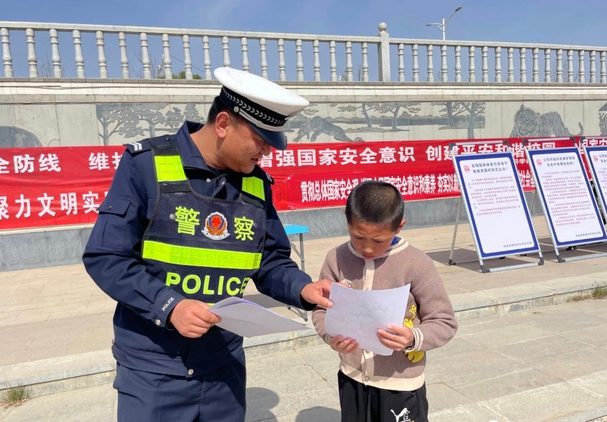 (WAqEY)和政县交警开展“一老一少”(21956581)-20230419151006