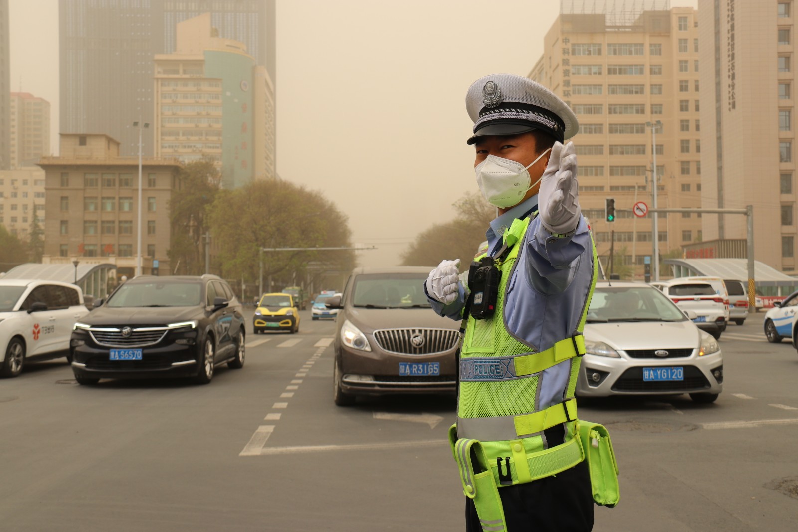（WAqEY图片新闻）东岗交警沙尘天气保(21971085)-20230420105548