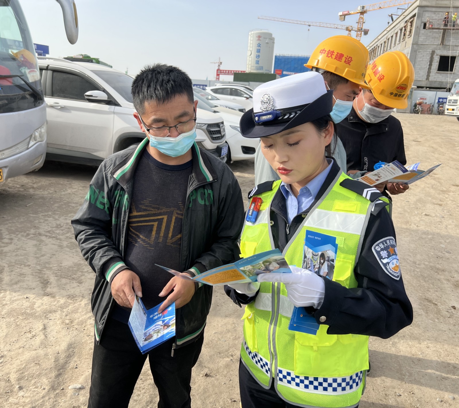（AqEY图配文2）清水交警与进城务工人(21980002)-20230420151231