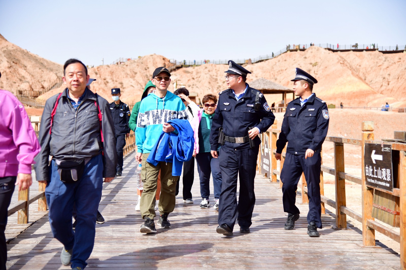 （wAQEY，图片新闻）七彩丹霞景区民警(22171864)-20230428151257